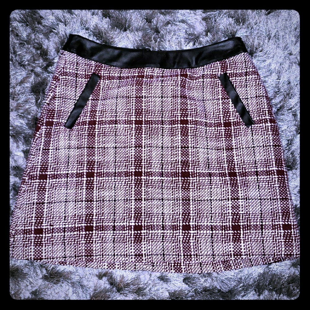 Tweed mini skirt with leather accent